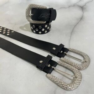 CINTO NEGRO HEBILLA CUADRADA GRANDE DESTACADA Y TACHAS