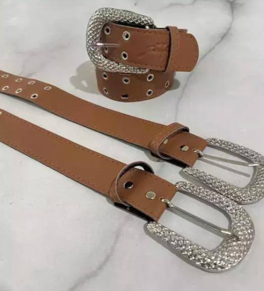 CINTO HEBILLA CUADRADA GRANDE DESTACADA Y TACHAS