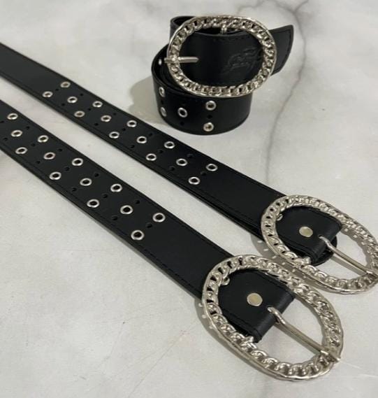 CINTO HEBILLA REDONDA DESTACADA Y TACHAS