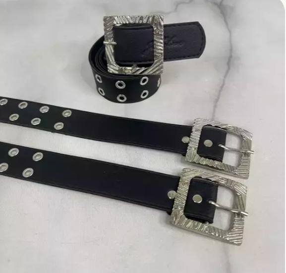 CINTO HEBILLA DESTACADA TACHAS